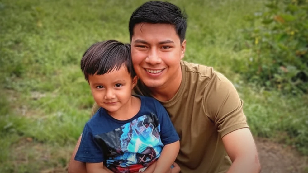 Riky Maiky vicepresidente del Hogar Nazaret con niño en la selva amazónica del Perú
