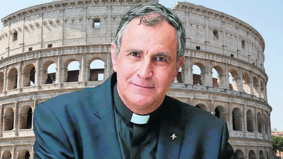 El Padre Ignacio María Doñoro, fundador del Hogar Nazaret, durante su visita al Coliseo Romano reflexionando sobre el martirio y la fe.